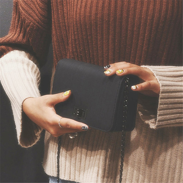 Modern női táska fém csattal, lánc fogantyúval több színben