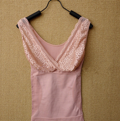 Μοντέρνα γυναικεία μπλούζα με ντεκολτέ σε σχήμα V με δαντέλα και κεντήματα σε τρία χρώματα