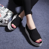 Lezser női zárt szandál magas talppal