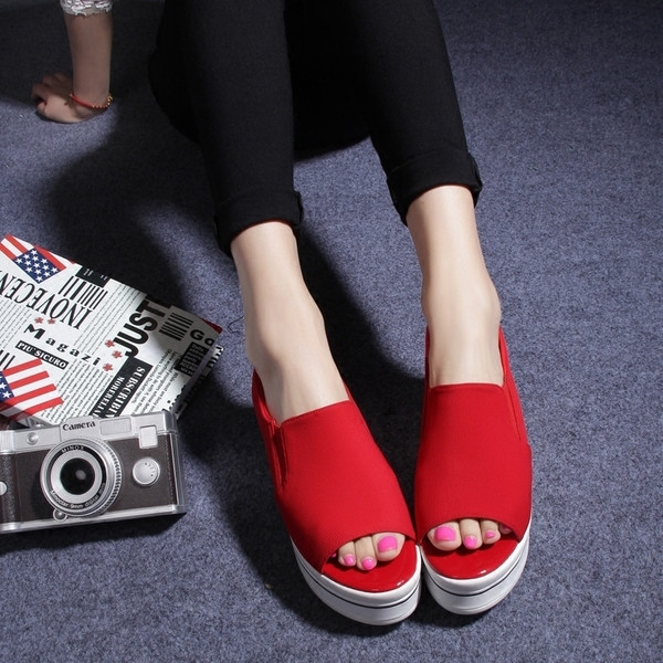 Lezser női zárt szandál magas talppal