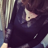 Σύγχρονη γυναικεία μπλούζα με ντεκολτέ και δαντέλα σε μαύρο χρώμα