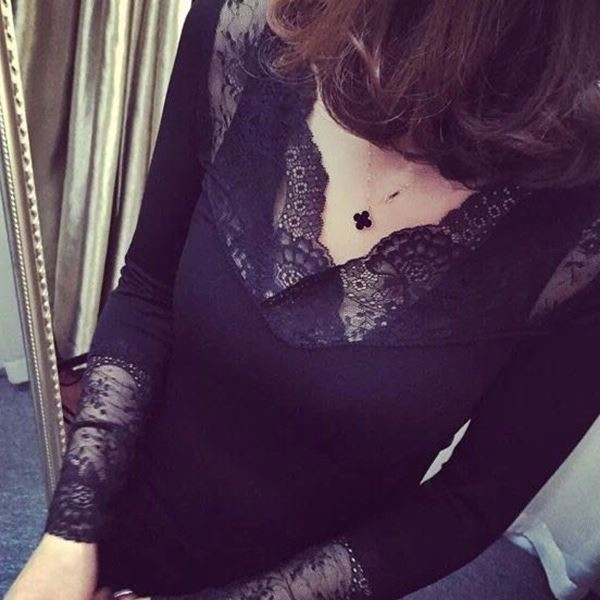 Σύγχρονη γυναικεία μπλούζα με ντεκολτέ και δαντέλα σε μαύρο χρώμα