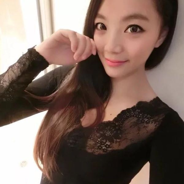 Σύγχρονη γυναικεία μπλούζα με ντεκολτέ και δαντέλα σε μαύρο χρώμα