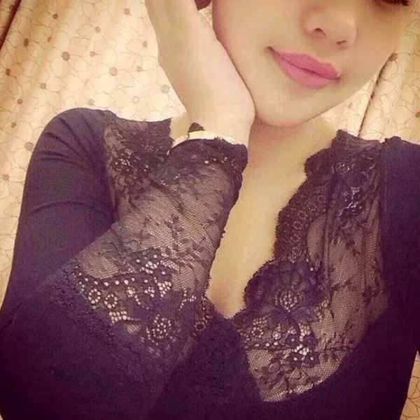 Σύγχρονη γυναικεία μπλούζα με ντεκολτέ και δαντέλα σε μαύρο χρώμα