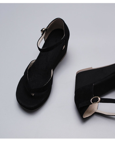 Sandale elegante de damă peste degete pe platformă și cu cureaua reglabilă