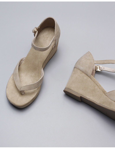 Sandale elegante de damă peste degete pe platformă și cu cureaua reglabilă