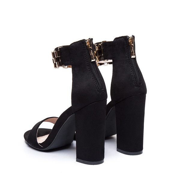 Női sarkú szandál bokapánttal, fém díszítéssel
