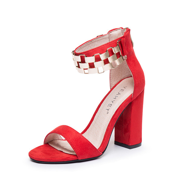 Női sarkú szandál bokapánttal, fém díszítéssel