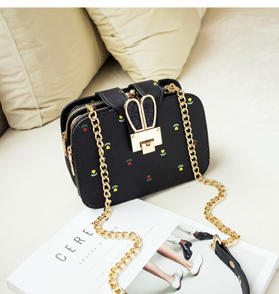 Κομψή μοντέρνα τσάντα για γυναίκες με μεταλλικό κούμπωμα με μεγάλη λαβή σε διάφορα χρώματα