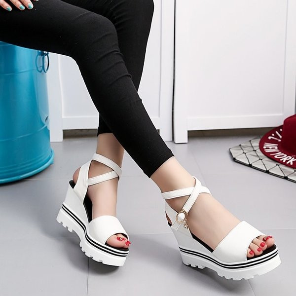 Női szandál három színben, emelvényen, pánttal a bokája körül