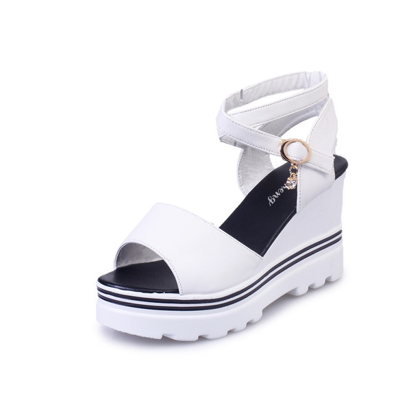 Női szandál három színben, emelvényen, pánttal a bokája körül