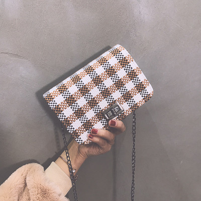 Κομψή μοβ γυναικεία τσάντα με μακρά λαβή και μεταλλικό κούμπωμα σε τρία χρώματα