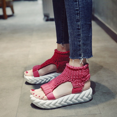 Γυναικεία μοντέρνα σανδάλια με άνετη σόλα