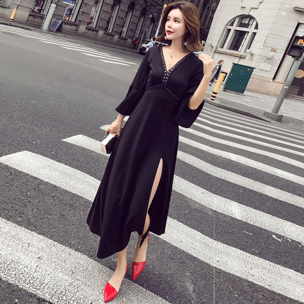 Lezser hosszú női ruha V-nyakú és hasítékos fekete színben