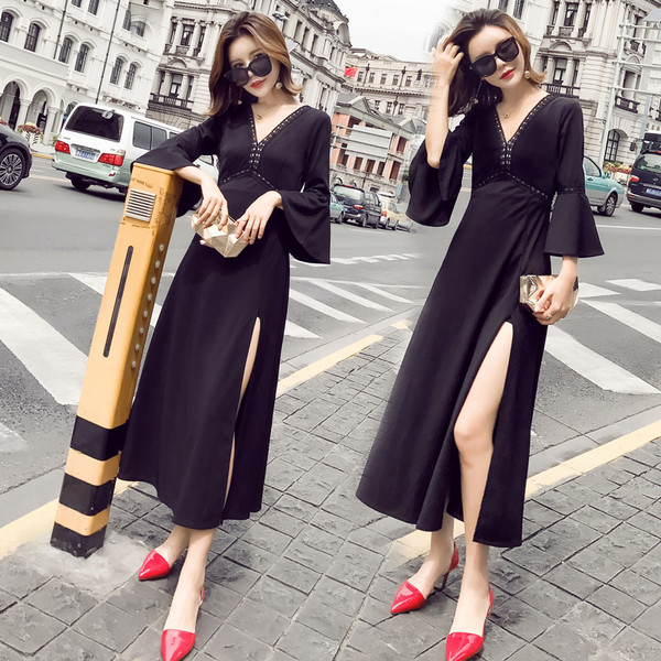 Lezser hosszú női ruha V-nyakú és hasítékos fekete színben