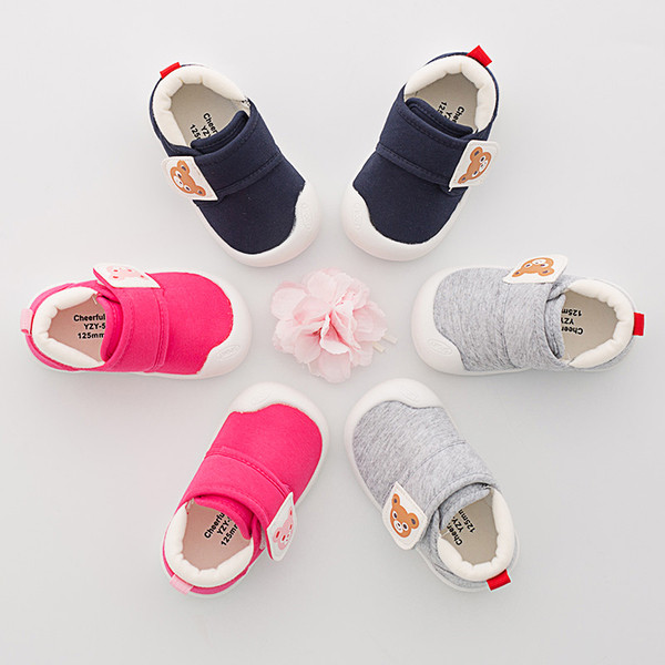 Sport és alkalmi gyerekcipő lányoknak matricával és mini mackó rátéttel több színben