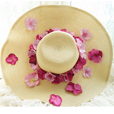 Плажна дамска шапка с флорални мотиви