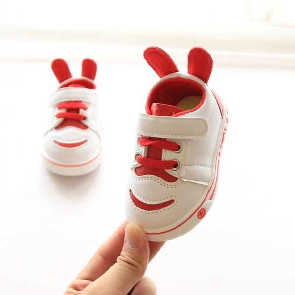 Alkalmi gyerek tornacipő fiúknak és lányoknak matricával és nyakkendővel, füllel vagy anélkül, többféle színben