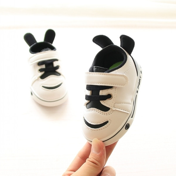 Alkalmi gyerek tornacipő fiúknak és lányoknak matricával és nyakkendővel, füllel vagy anélkül, többféle színben