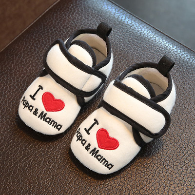 Ενδιαφέρουσα παιδικά παπούτσια με λευκή επιγραφή