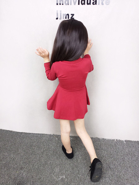 Elegáns ruha lányoknak két színben, V-nyakkal