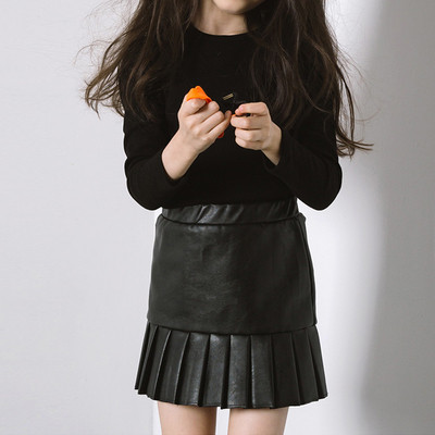 Η φούστα των παιδιών είναι φτιαγμένη από δερμάτινο δέρμα