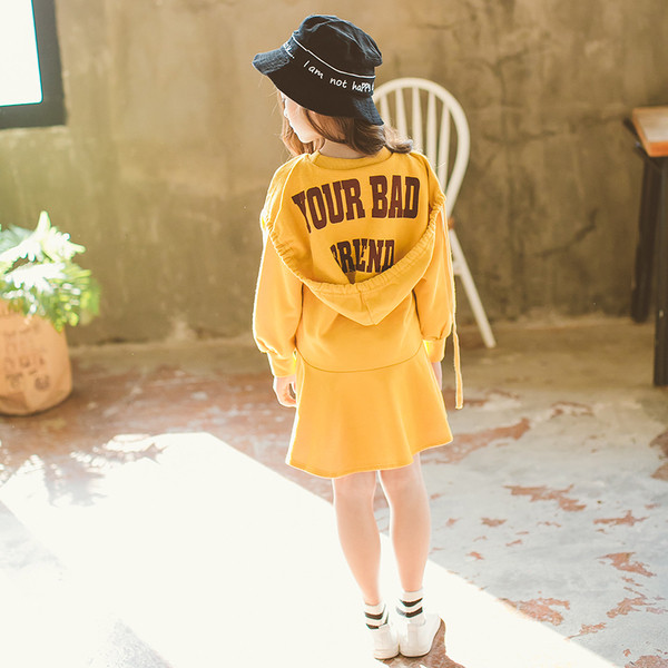 Gyermek sportruha nagy, feliratos kapucnival és elülső zsebbel