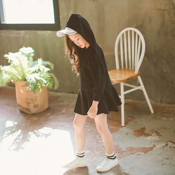 Gyermek sportruha nagy, feliratos kapucnival és elülső zsebbel