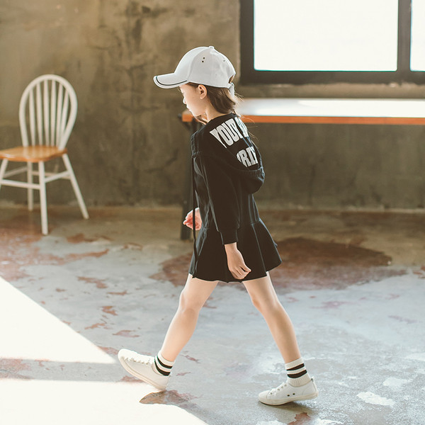 Gyermek sportruha nagy, feliratos kapucnival és elülső zsebbel