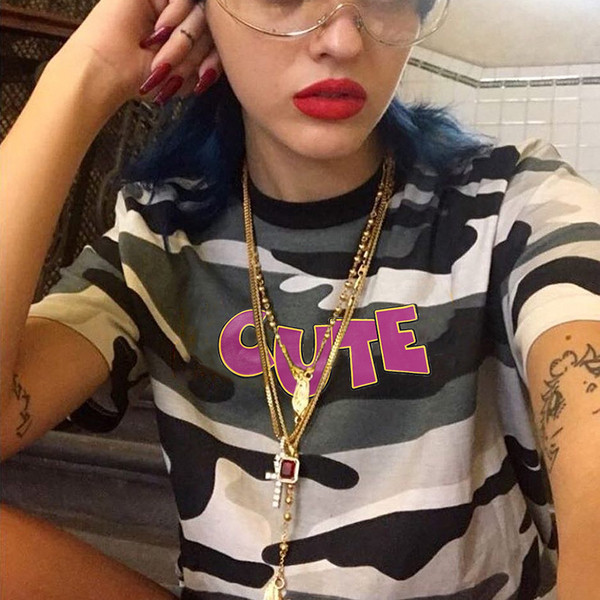 Casual γυναικείο μπλουζάκι σε χρώμα καμουφλάζ με επιγραφή