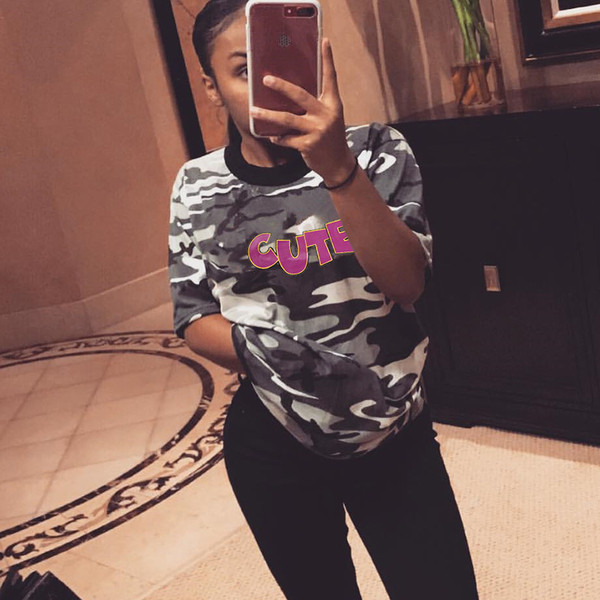 Casual γυναικείο μπλουζάκι σε χρώμα καμουφλάζ με επιγραφή