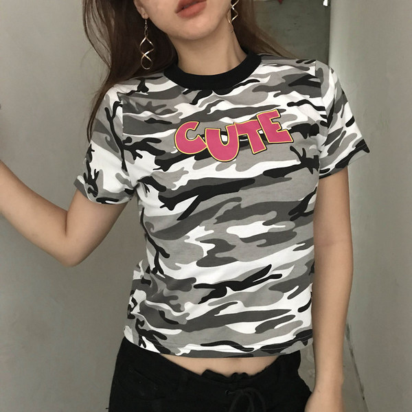 Casual γυναικείο μπλουζάκι σε χρώμα καμουφλάζ με επιγραφή