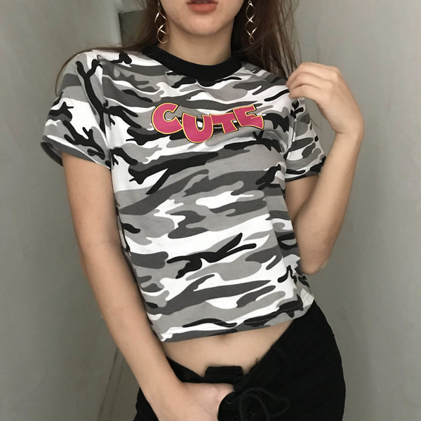 Casual γυναικείο μπλουζάκι σε χρώμα καμουφλάζ με επιγραφή