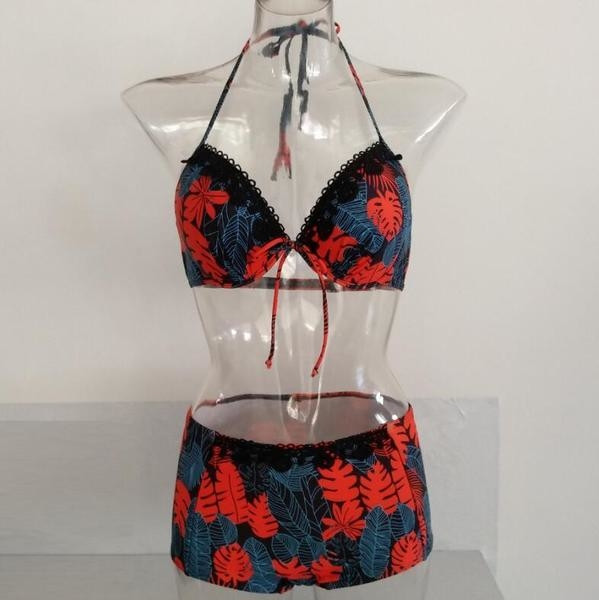 Női fürdőruha két részből áll - magas derekú bikini és párnázott felső