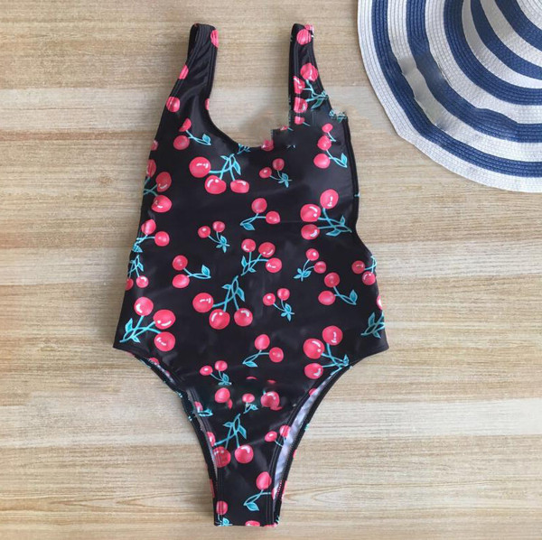 Egy egész női fürdőruha kétszínű mintával, csupasz háttal