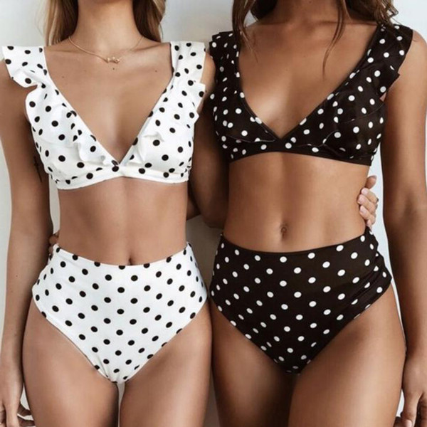 Stílusos kétrészes fürdőruha hölgyeknek fekete-fehérben, pöttyökkel