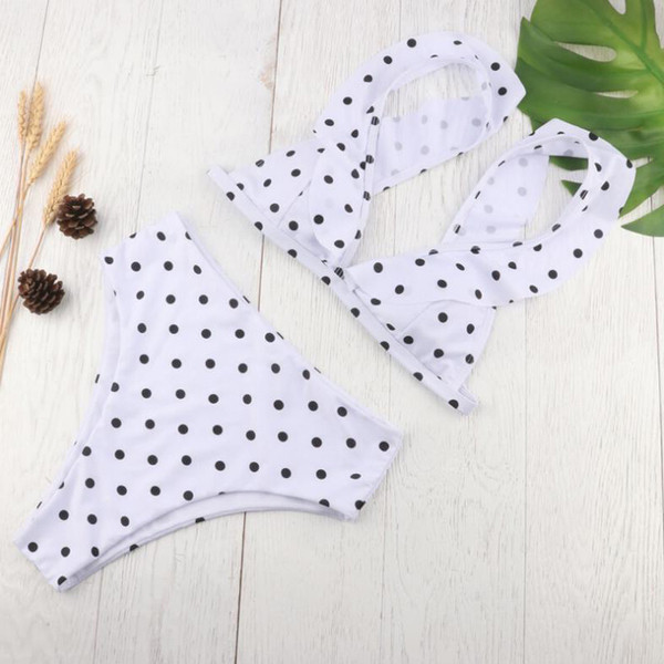 Stílusos kétrészes fürdőruha hölgyeknek fekete-fehérben, pöttyökkel