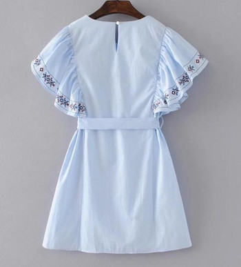 Μοντέρνο γυναικείο φόρεμα με φαρδιά μανίκια, κατάλληλο για τη καθημερινή ζωή