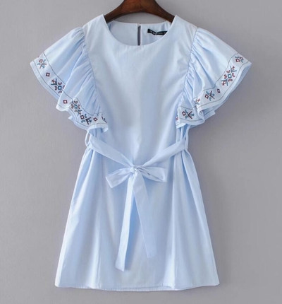 Μοντέρνο γυναικείο φόρεμα με φαρδιά μανίκια, κατάλληλο για τη καθημερινή ζωή