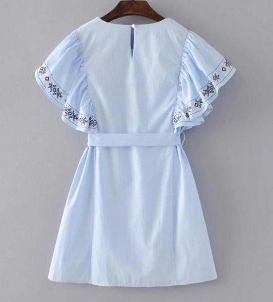 Μοντέρνο γυναικείο φόρεμα με φαρδιά μανίκια, κατάλληλο για τη καθημερινή ζωή