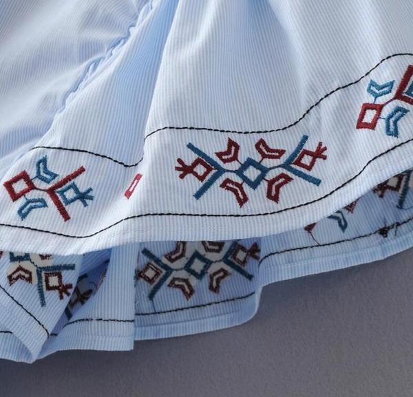 Μοντέρνο γυναικείο φόρεμα με φαρδιά μανίκια, κατάλληλο για τη καθημερινή ζωή