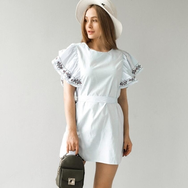 Μοντέρνο γυναικείο φόρεμα με φαρδιά μανίκια, κατάλληλο για τη καθημερινή ζωή