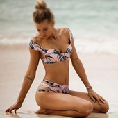 Modern női kétrészes fürdőruha virágmintával