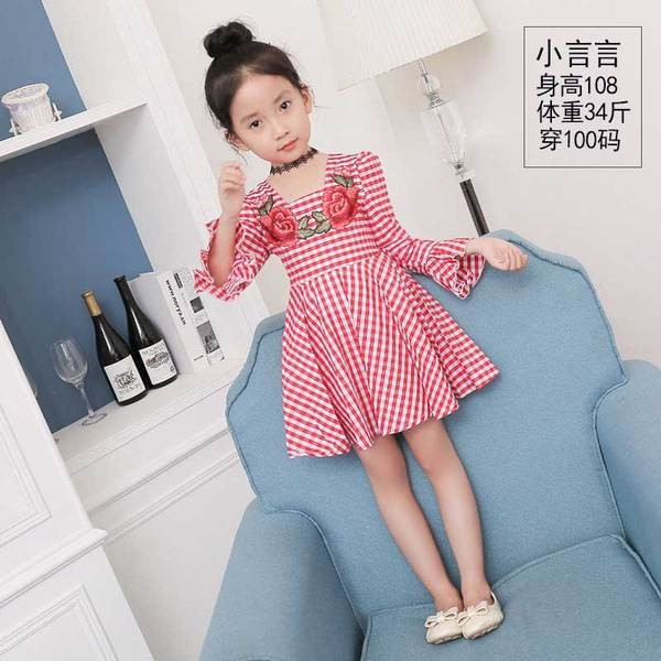 Alkalmi gyerekruha 3/4-es szabású ujjakkal, színes hímzéssel