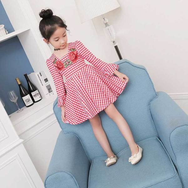 Alkalmi gyerekruha 3/4-es szabású ujjakkal, színes hímzéssel