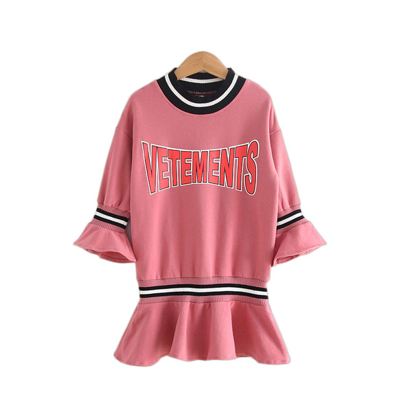 Καθημερινό φόρεμα για κορίτσια με μακριά μανίκια σε δύο χρώματα και με επιγραφή