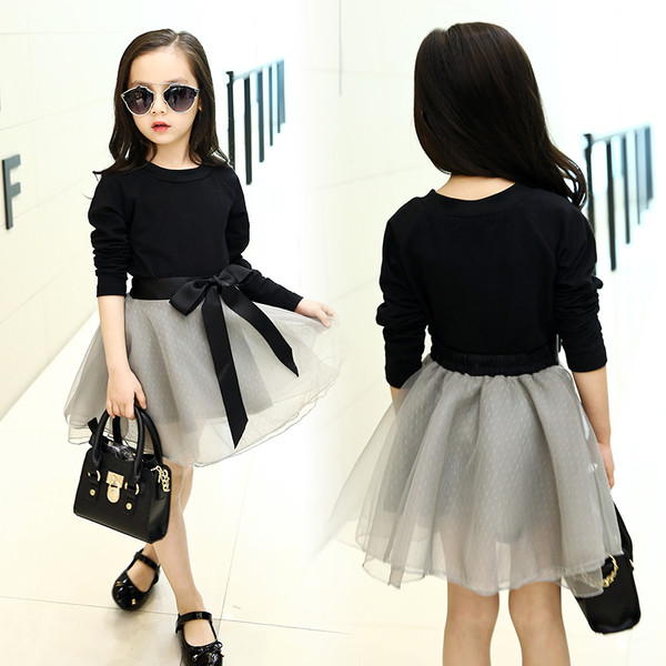 Elegáns kétrészes gyerekruha pecsétszoknyával és szalaggal a derekán