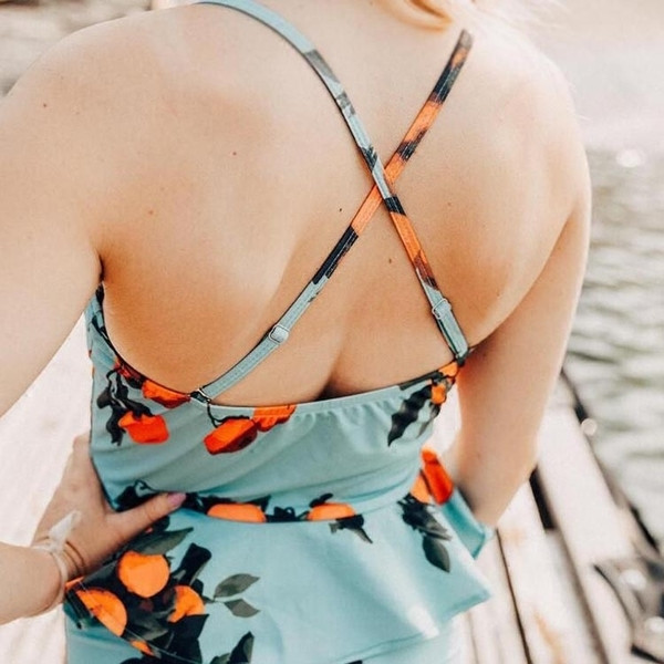 Női teljes öltöny két modellben, vékony pántokkal