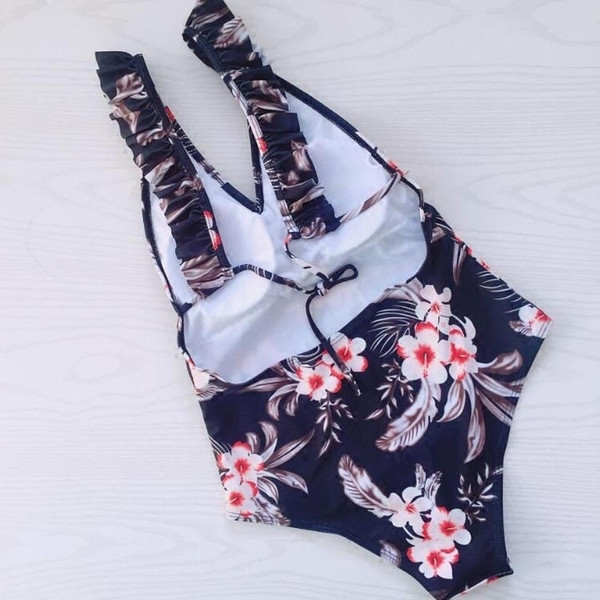 Női fürdőruha két modellben virágmintával