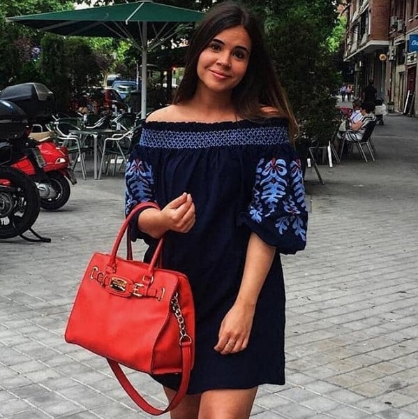 Κομψό γυναικείο φόρεμα  με γυμνούς ώμους με 3/4 μανίκια σε σκούρο μπλε χρώμα